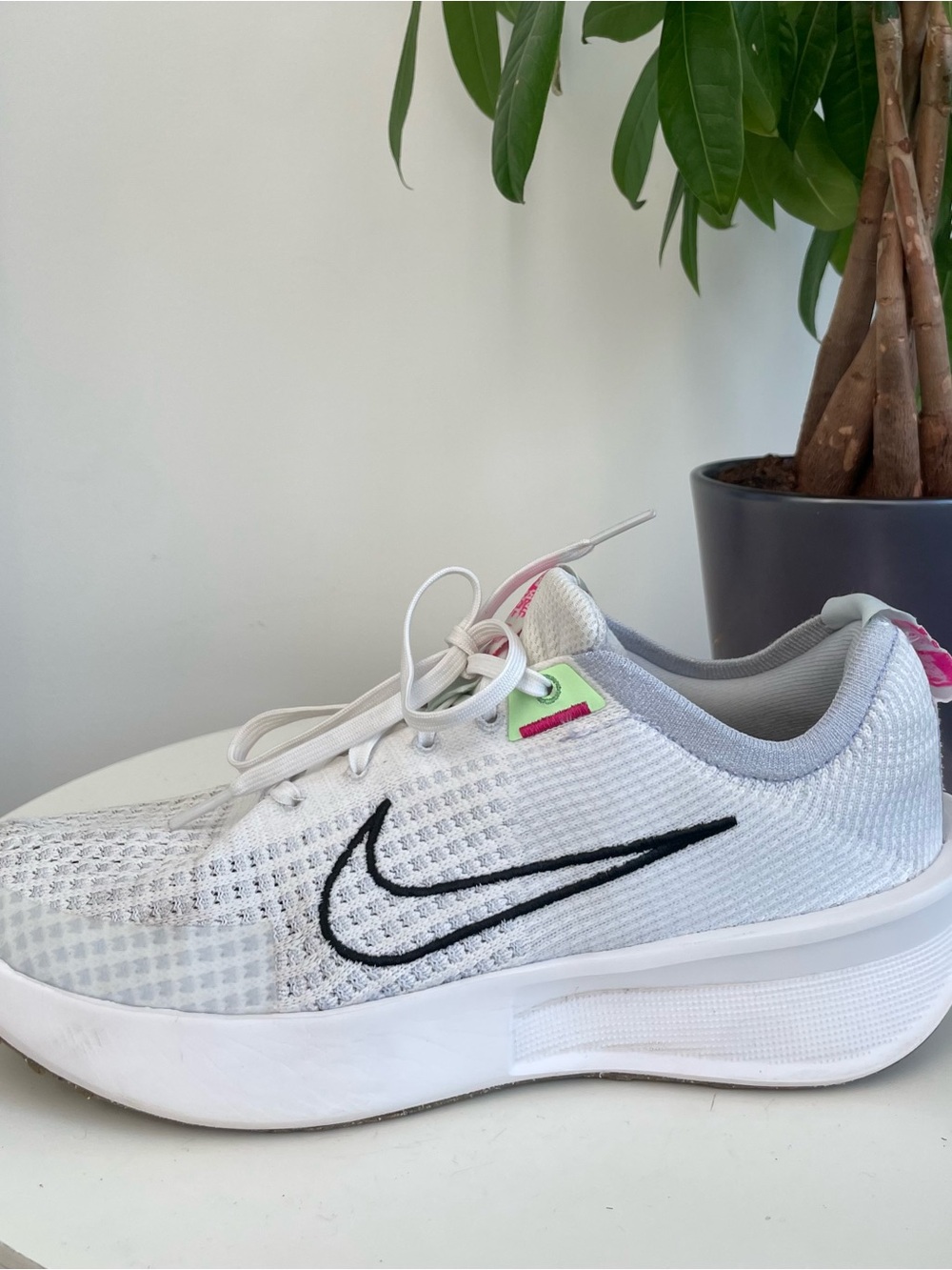 Women Size 9 Nike Interact Run Shoes
White Grey Vapor Green Black
